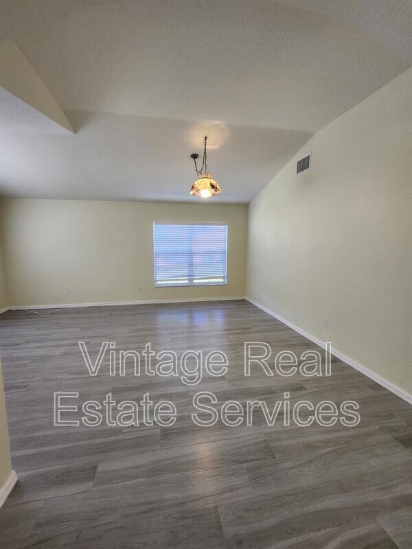 Foto del edificio - 819 Sandy Trail Pl