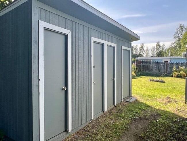 Building Photo - Midtown 3 Bed Apt. w/ 2 Car Garage