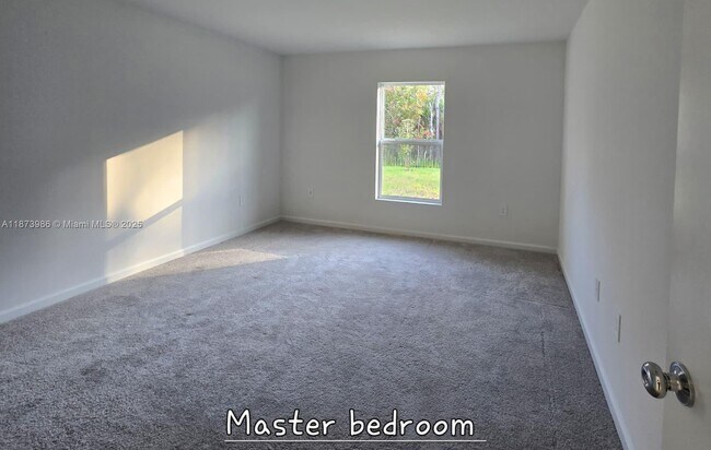 Foto del edificio - 5034 Barnet Dr