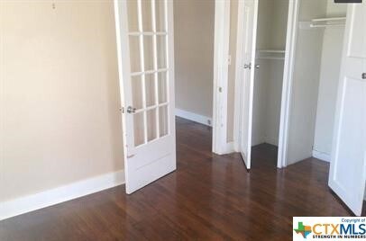 Foto del edificio - 1104 N LBJ Dr