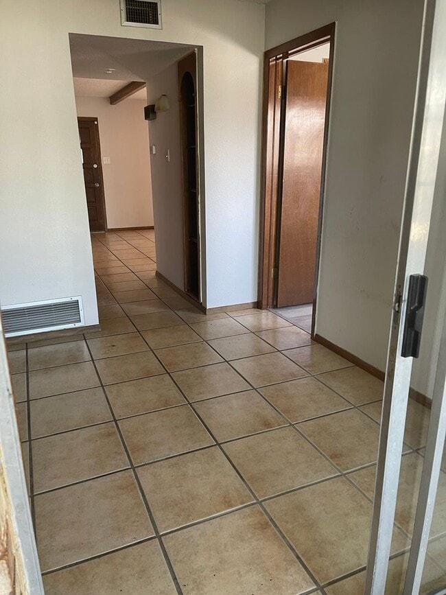 Building Photo - RECENTLY RENOVATED EASTSIDE DUPLEX FOR RENT