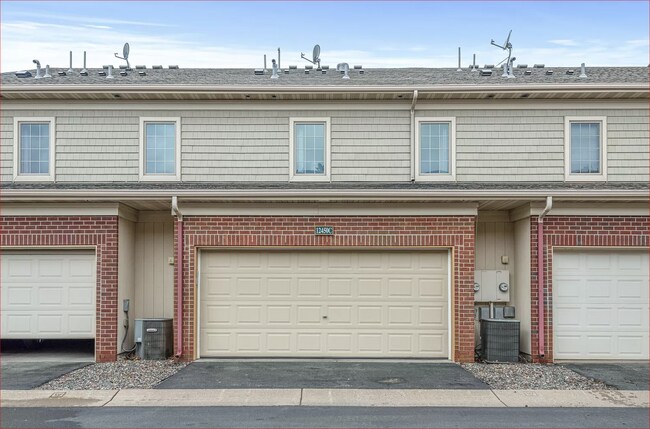 Atrás - 12450 Flanders Ct NE