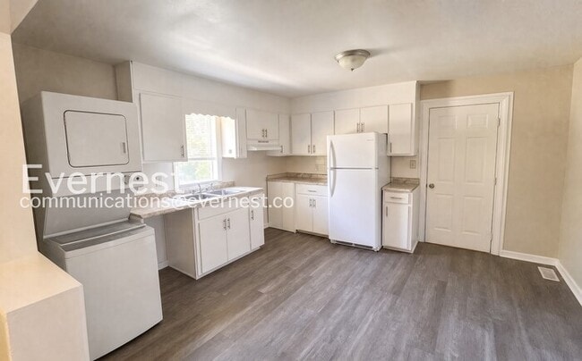 Building Photo - 2 Bed/1 Bath Home with Off-Street Parking / Vouchers Accepted / Available Now!