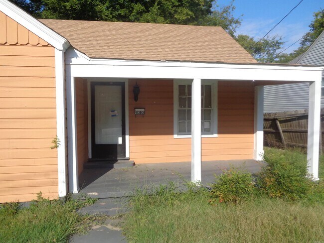 Building Photo - 920 S Elm St