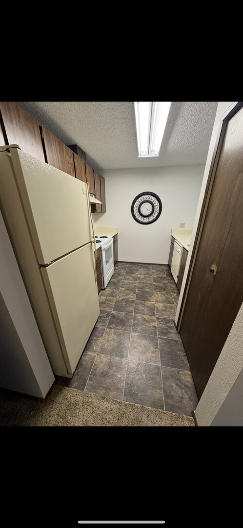 Building Photo - 2 Bedroom 1 Bath Burien Condo 995sf, Firep...