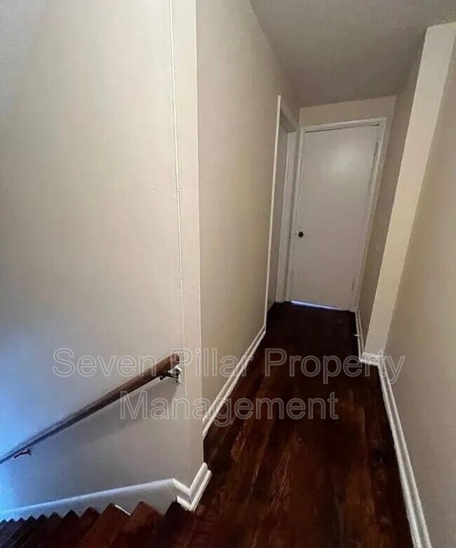 Building Photo - 323 S Napoleon Ave