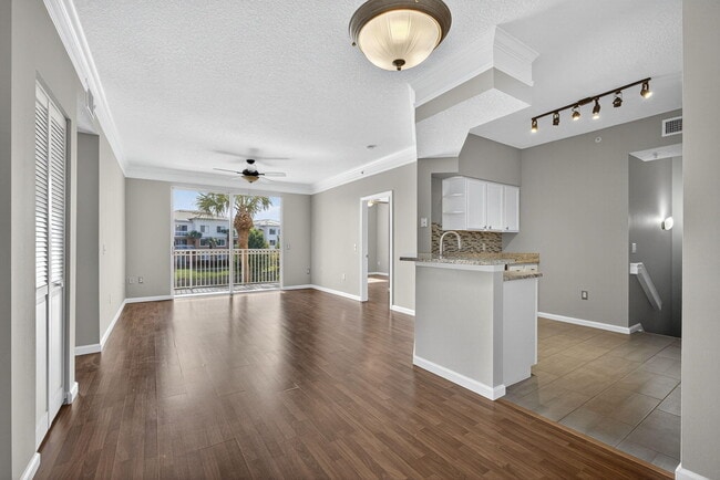 Foto del edificio - 6204 Myrtlewood Cir W