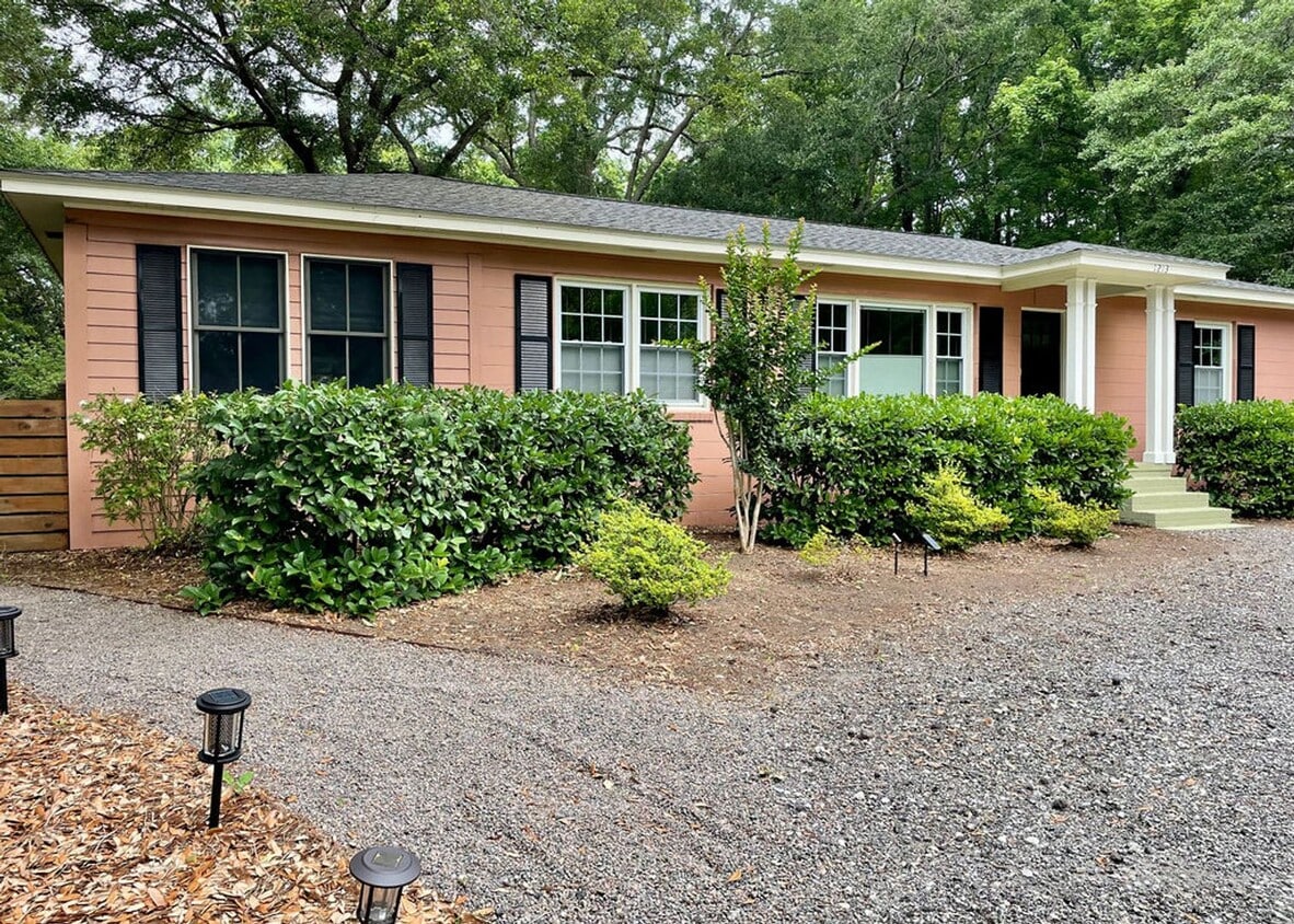Available now. WATER & SEWER INCLUDED! Go... - Available now.  WATER & SEWER INCLUDED! Go...