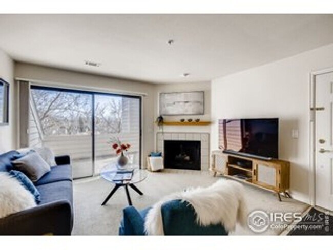 Building Photo - Pristine 1B/1B in the Twin Lakes Neighborhood