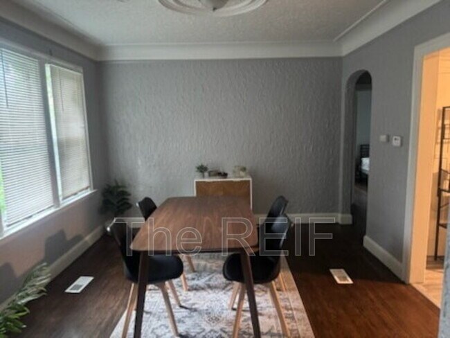 Building Photo - 4400 Buckingham