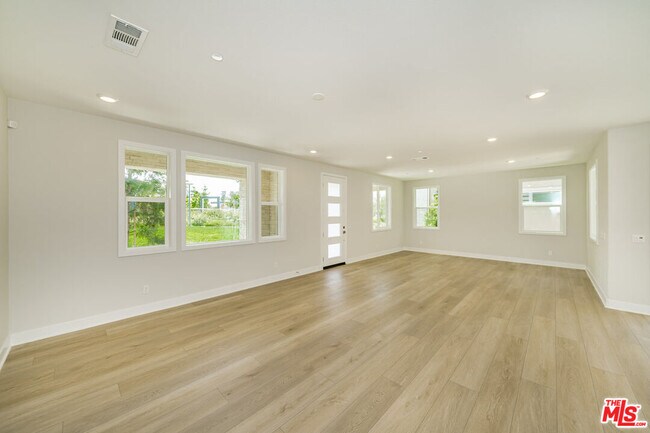 Building Photo - 216 Chorus