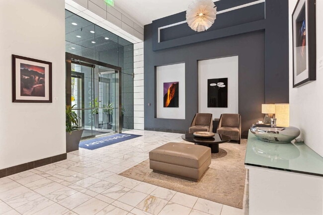 Building Photo - Open 2bdrm 1 bath with floor to ceiling windows!