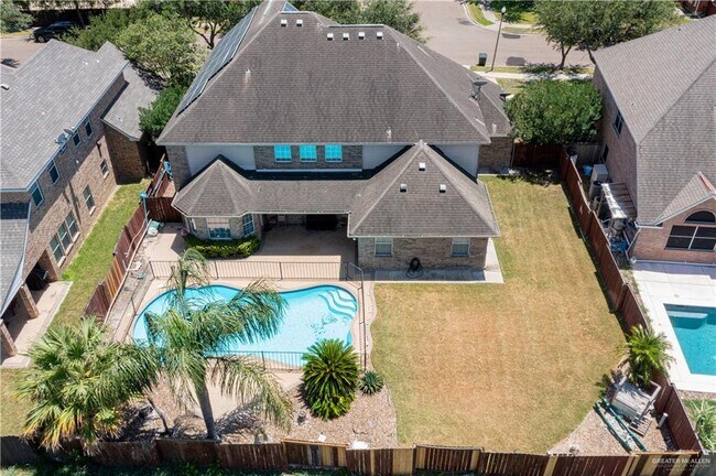 Building Photo - 3003 El Jardin St