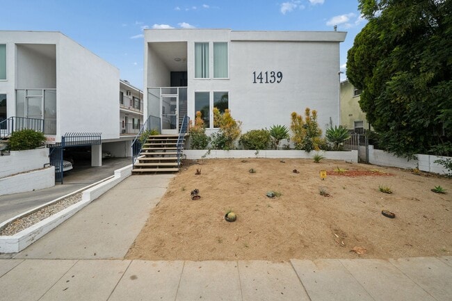 Building Photo - 2 bed 1 Bath Available Now