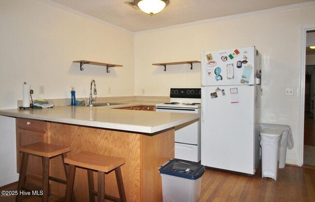 Building Photo - 102 Apple Ln