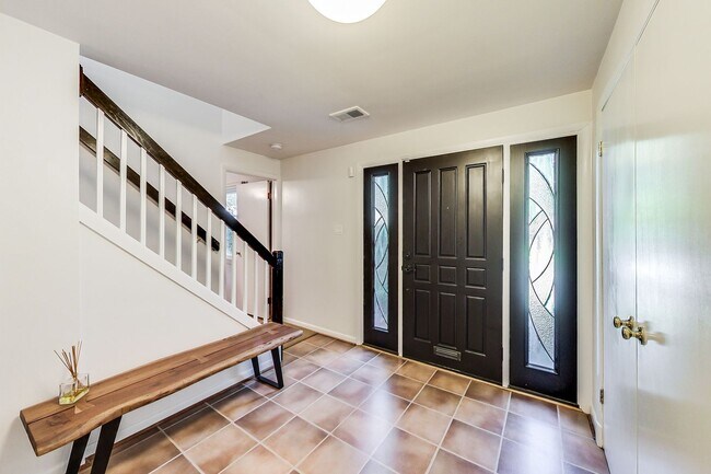 Foto del edificio - 3 bedroom/2 bath Light Filled Home Located in a Quiet Cul-de-Sac