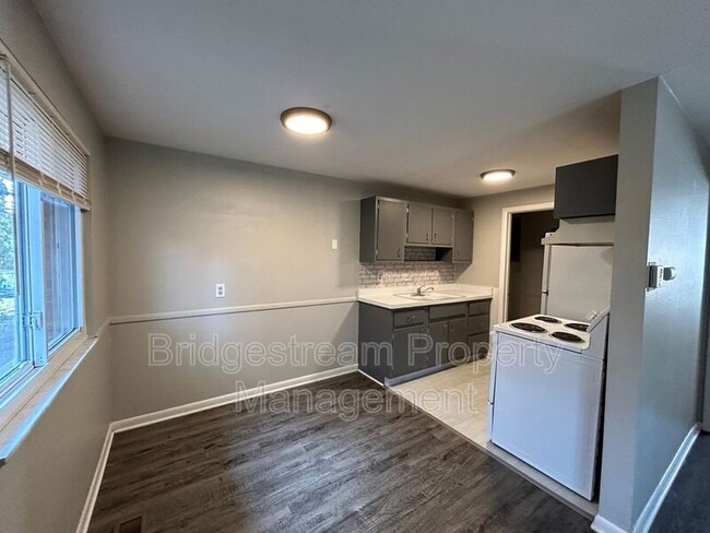 Building Photo - 1850A John Glenn Road