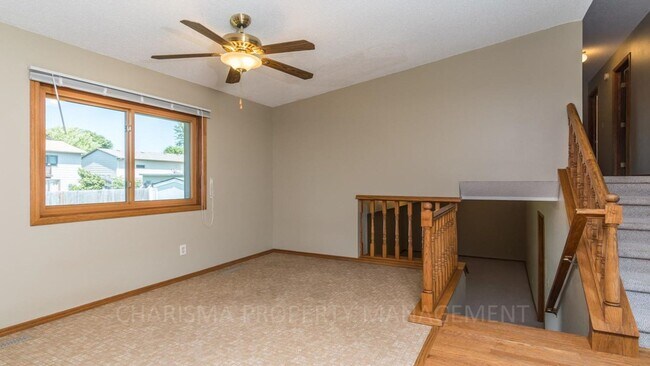 Foto del edificio - MULTI-LEVEL 3 BD, 2 BA HOUSE WITH FENCED IN YARD, DOUBLE ATTACHED GARAGE, SHED, MURPHY BED, 3 FAM...