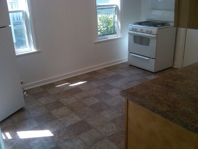 Building Photo - 4 Bedroom 1 Bath Single Family Home on SE ...