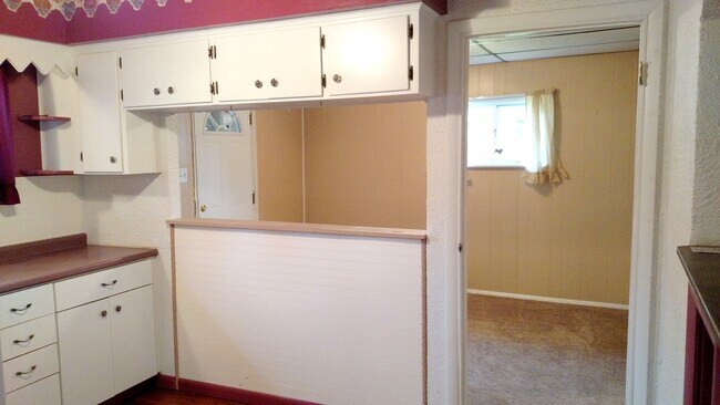 Foto del edificio - Two Bedroom House in Jefferson Hills With Central Air And Detached One Car Garage - Fenced In Yard