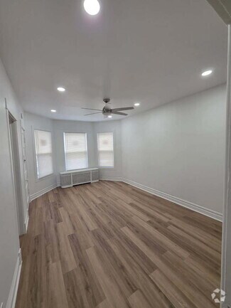 Building Photo - 3745 W Diversey Ave