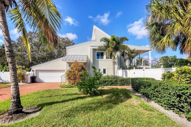 Building Photo - 3601 Coquina Key Dr SE