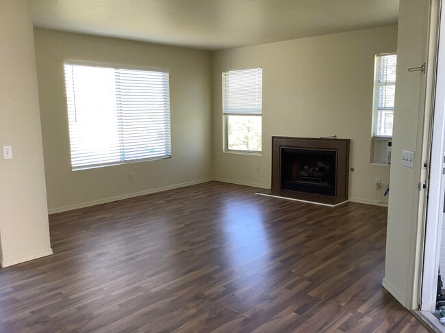 Building Photo - 604 N Bagby Dr