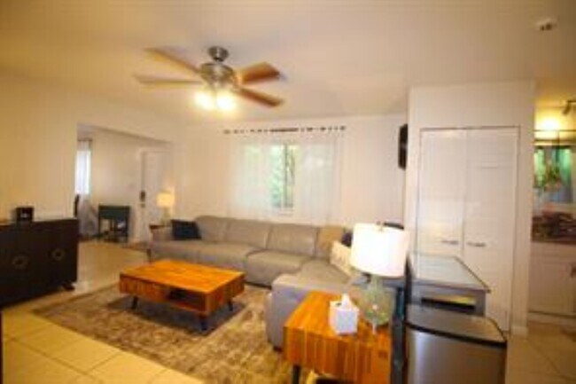 Foto del edificio - 724 NE 23rd Dr