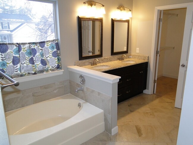 Building Photo - 245 Westridge Parc Ln