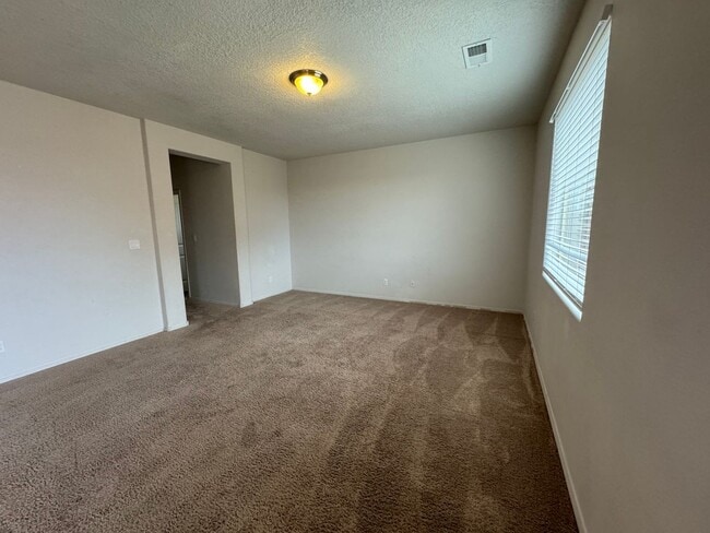 Foto del edificio - 4 bed home available now!