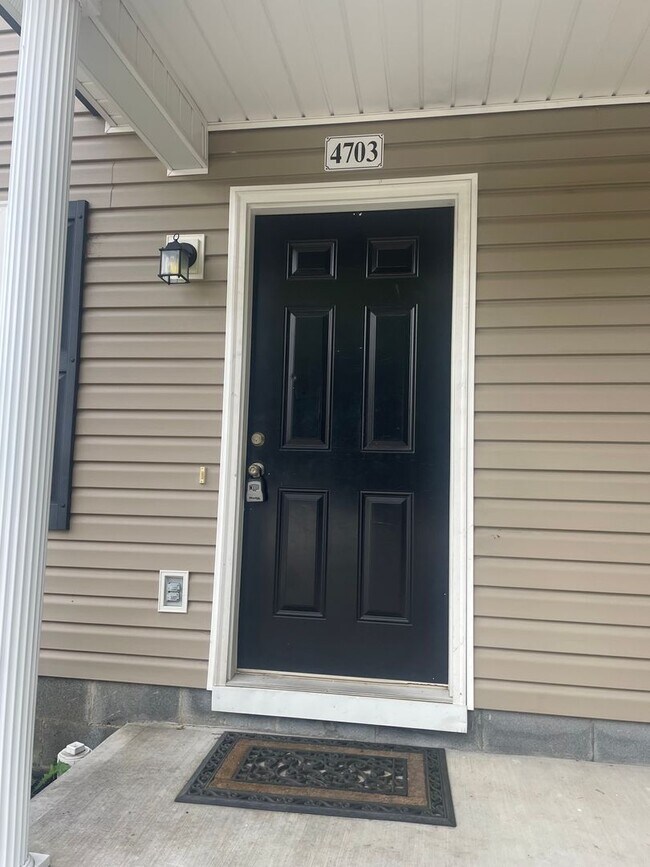 Foto del edificio - Knoxville 37918 - 2 bedroom, 2.5 bath town...