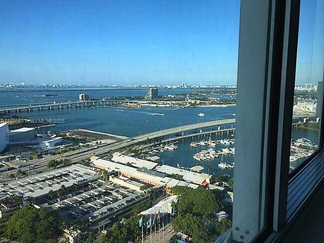Foto del edificio - 244 Biscayne Blvd