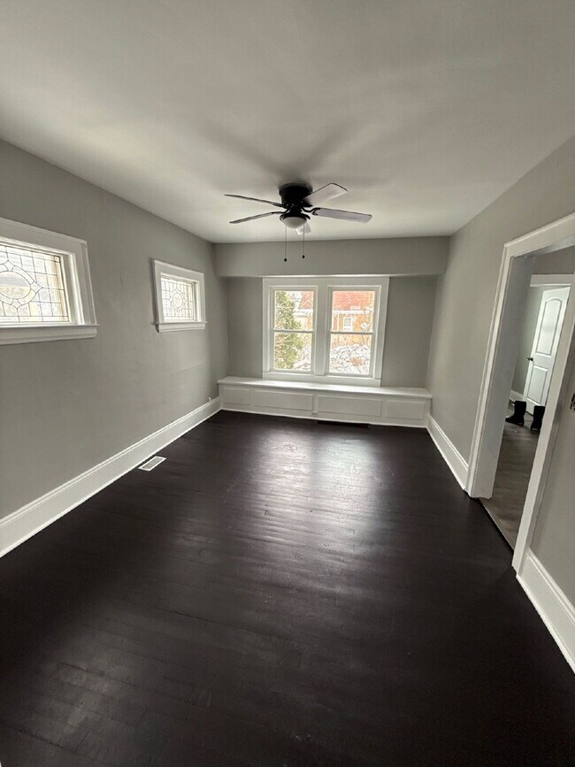 Building Photo - "Charming 3-Bed, 1.5-Bath on East 124th"
