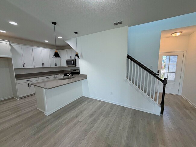Foto del edificio - Beautiful 3 Bedroom, 2.5 Bathroom Townhome + Loft in Gated SilverLeaf Community