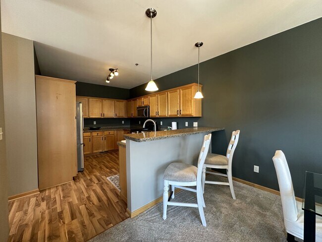 Building Photo - Spacious Townhouse Style Condo!