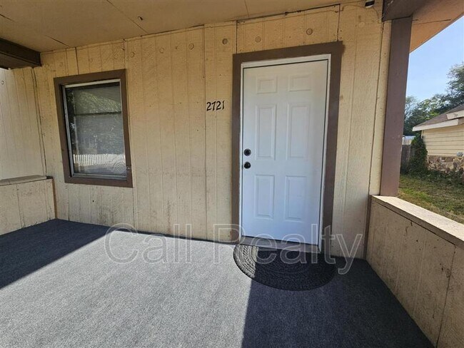 Foto del edificio - 2721 E Rowan Ave