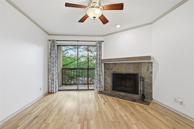 Foto del edificio - 8888 Tallwood Dr