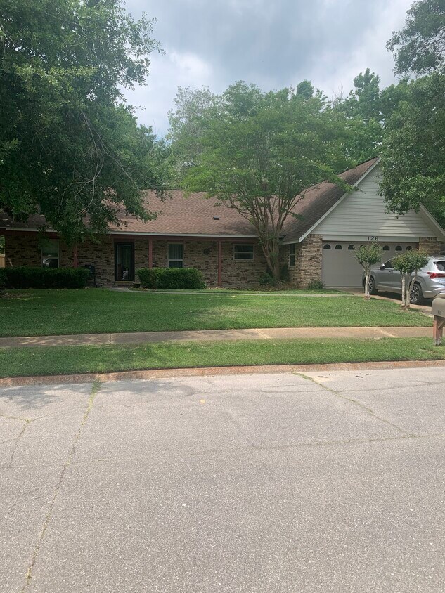 126 Lynne Therese Cir, Ocean Springs, MS 39564 House Rental in Ocean