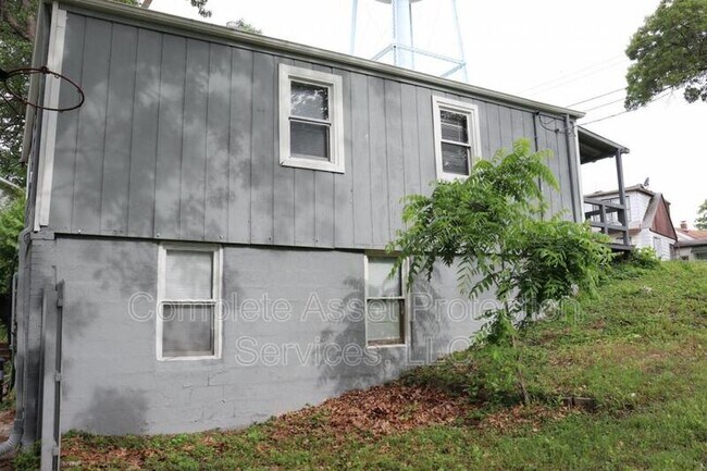 Building Photo - 2419 Riverside Dr