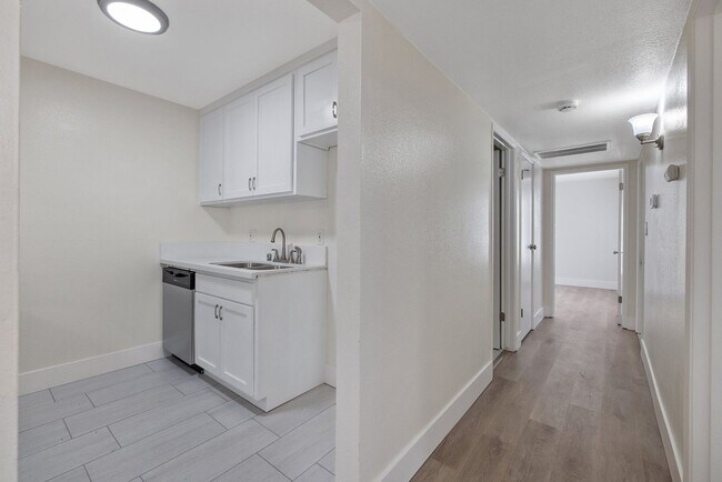Foto del edificio - Brand new remodel unit! Must see