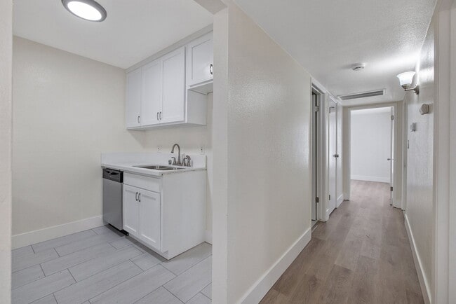 Foto del edificio - Charming upstairs unit rent ready! Newly remodeled!!
