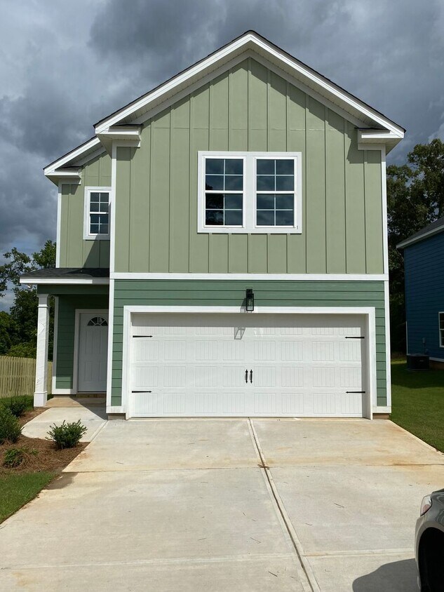 Foto principal - Like-new 4 bed/2.5 bath home for lease nea...