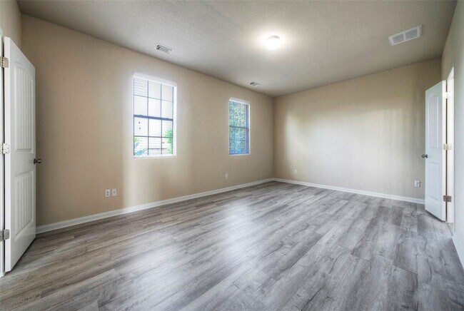 Foto del edificio - 2105 Callingwood Dr