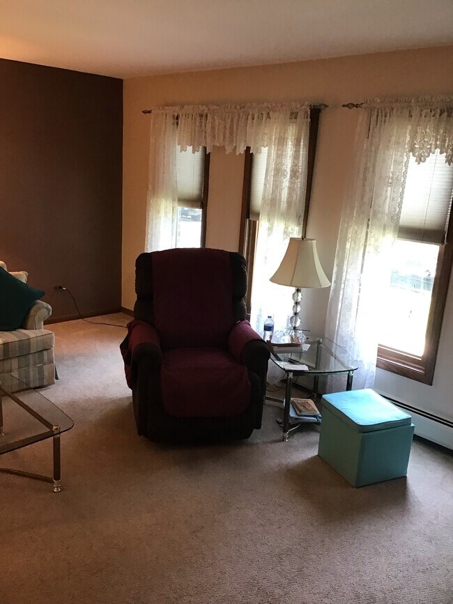 Living room with 4 large windows - 6731 N Oxford Ave