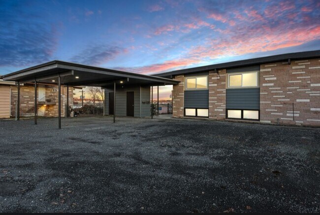 Building Photo - 605 W Crest Dr