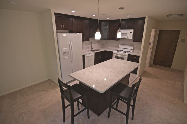 Open kitchen, with isle and pandant lights - 1250 Park Ave W