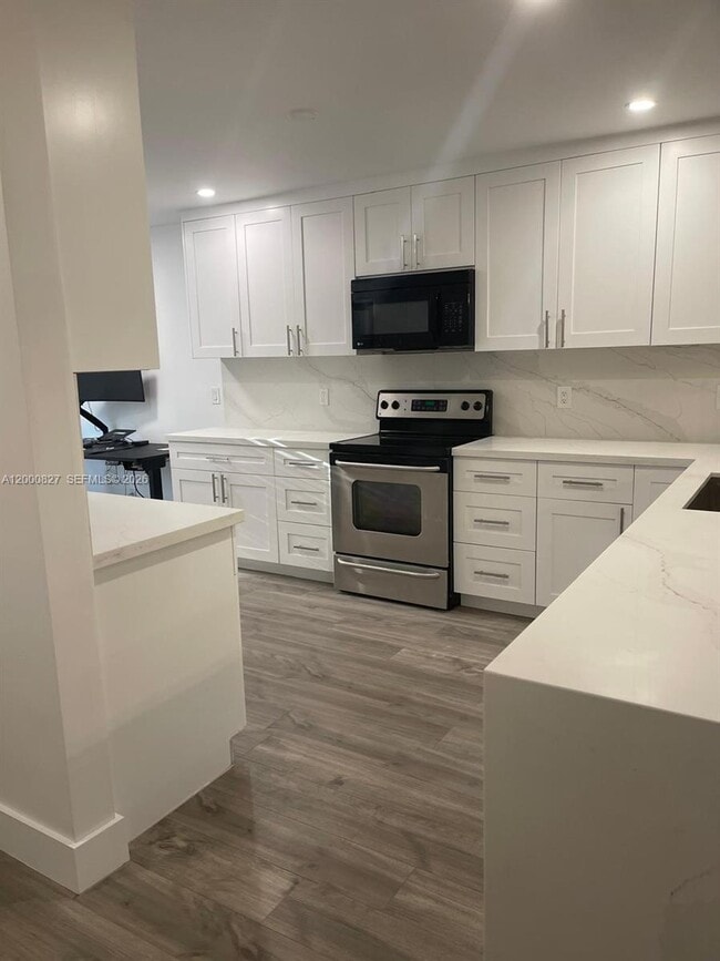 Foto del edificio - 4136 Pine Ridge Ln