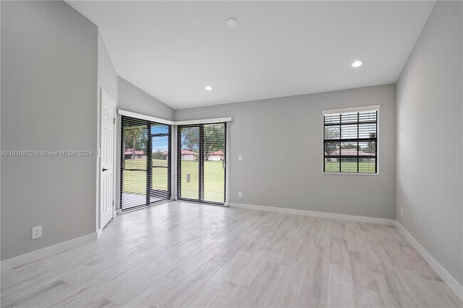 Foto del edificio - 8354 Waterford Ave