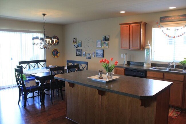 Hermosa cocina de concepto abierto - 2803 Susie Ct