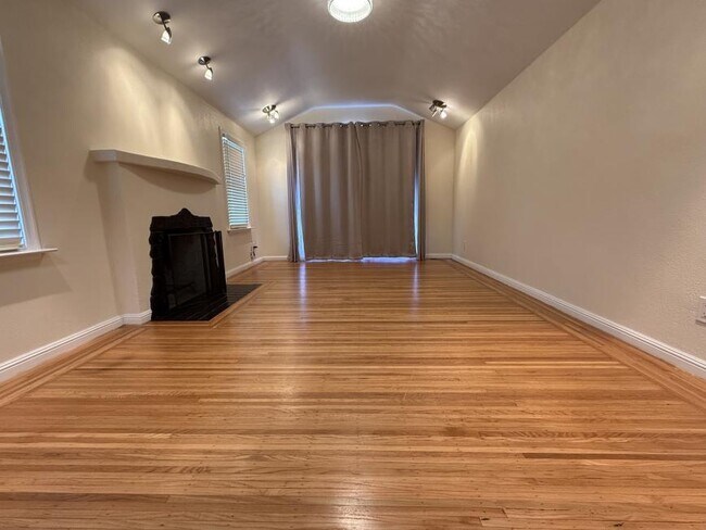 Foto del edificio - 2 bedroom in Berkeley CA 94702